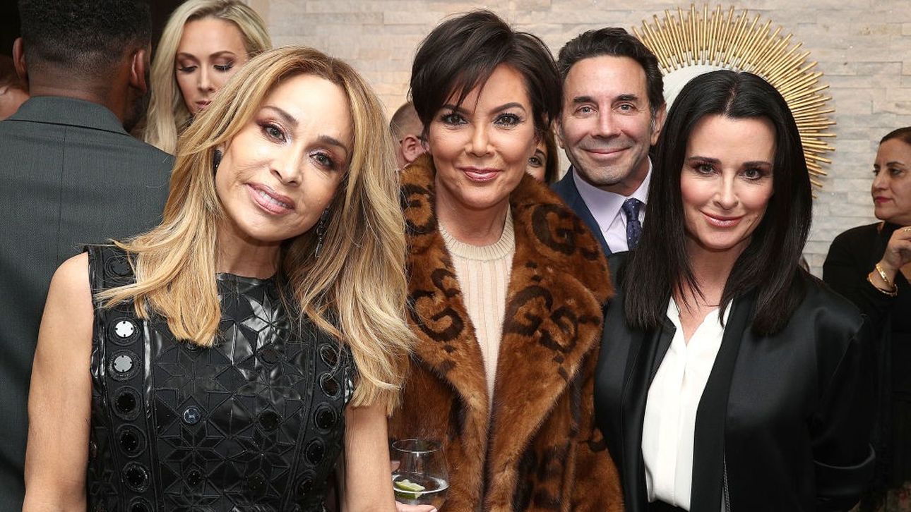 Kris Jenner draagt Gucci jas van 58K Beau Monde