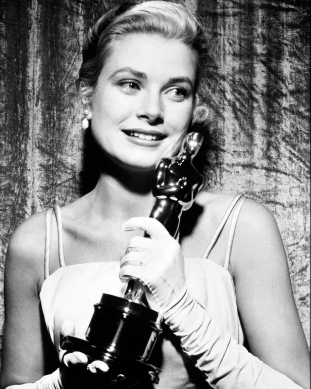 Grace Kelly poseert met award.