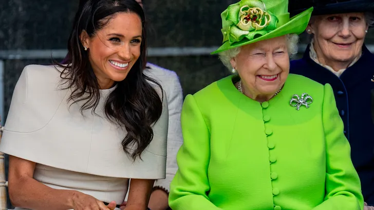 Gebbetje hier, gebbetje daar: Meghan Markle en queen Elizabeth hebben de grootste lol samen