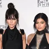 Kendall & Kylie Jenner maken afhaalchinees-tas van 150 dollar