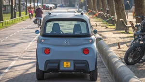 Ze rijdt op haar zestiende al in een eigen mini-auto naar school: maar hoe veilig is dat eigenlijk?