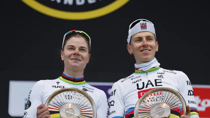 tadej pogacar en lotte kopecky op het podium in de ronde van vlaanderen