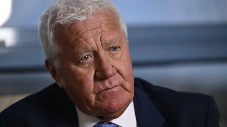 Patrick Lefevere met een serieuze blik.