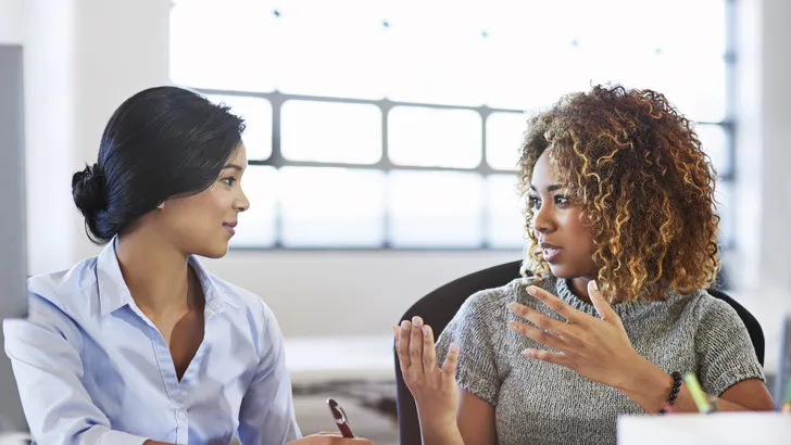 Dit trucje helpt je door awkward stiltes in een gesprek heen