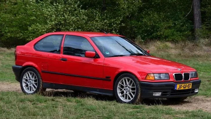 Deze BMW 316i Compact heeft een groot geheim