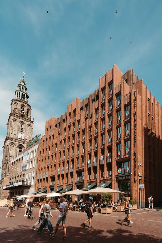 Bij Café Willem Albert van The Market Hotel kun je heerlijk op het terras zitten