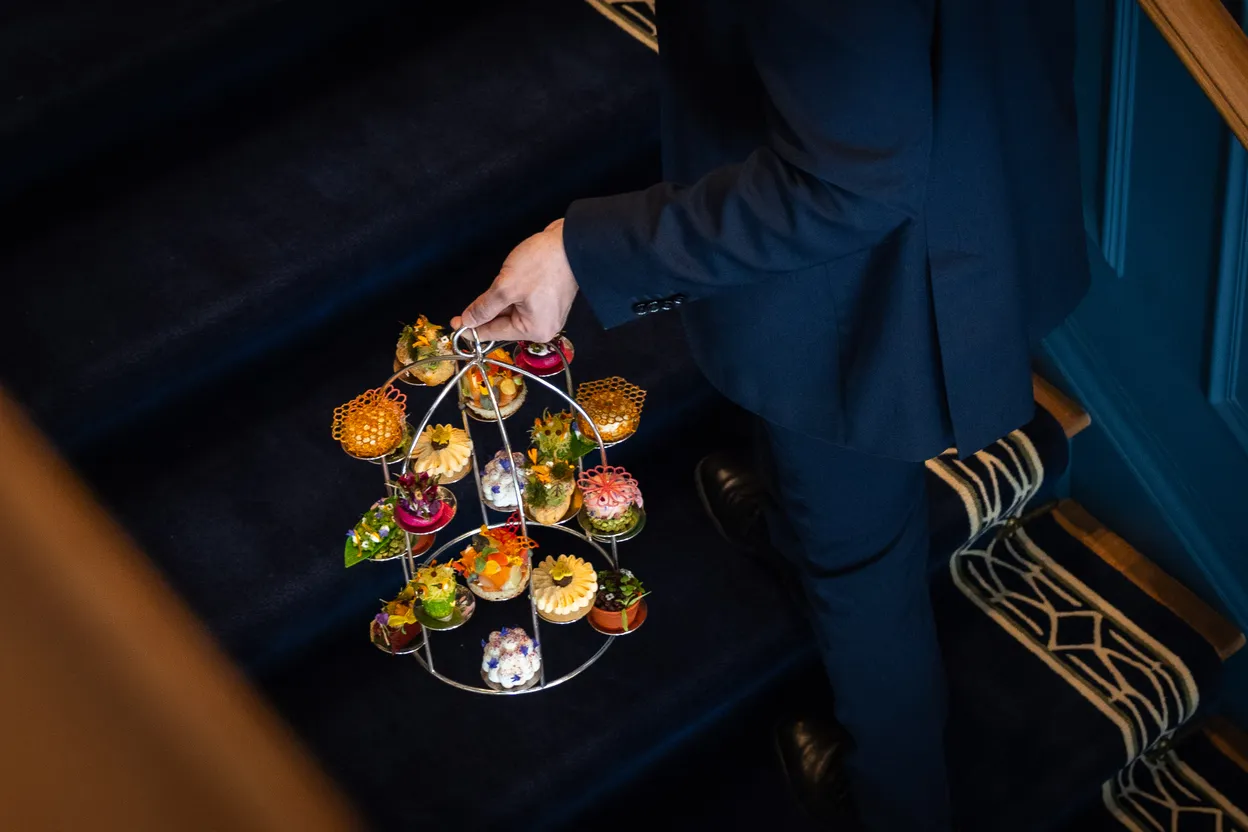 Botanical Afternoon Tea in de iconische Peacock Lounge van het Waldorf Astoria Amsterdam.