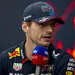 Max Verstappen met een microfoon van Sky Sports