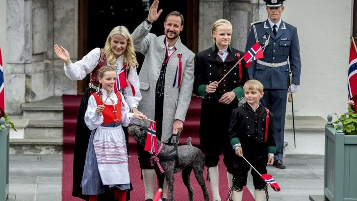 Folklore & epic fails: royals in klederdracht