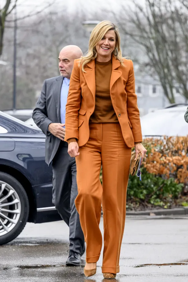 Koningin Máxima verscheen in een feloranje Claes Iversen-creatie in Tilburg voor een bezoek aan MIND Us