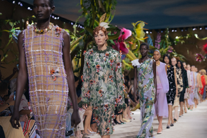 Matthieu Blazy showt sprookjesachtige FW26 haute couture-collectie in Parijs