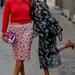Vriendinnen met zomerse kleding aan tijdens fashion week.