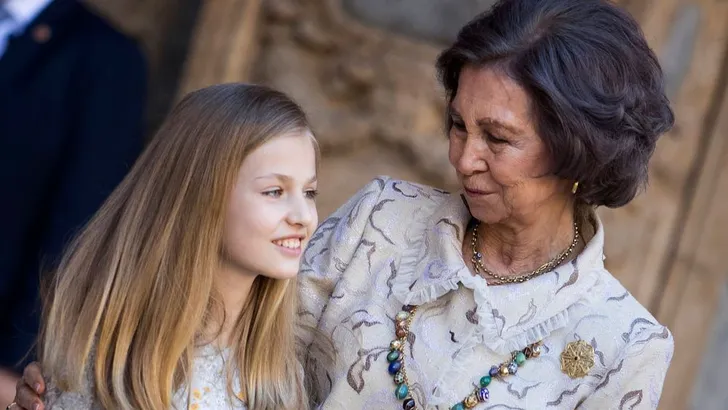 Huh, zet Letizia hier nu haar schoonmoeder voor gek?