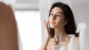 Vrouw doet haar skincare