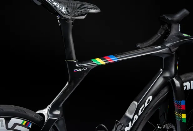 een gedetailleerde foto van de zwarte colnago van tadej pogacar die hij in de tour de france 2026 gebruikte