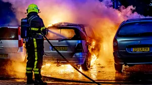 Autobranden en vuurwerk: dit zijn de veiligste plekken om je auto te parkeren tijdens de jaarwisseling