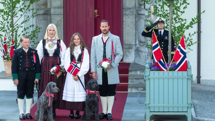 Noorse royals vieren Nationale Dag met krultang