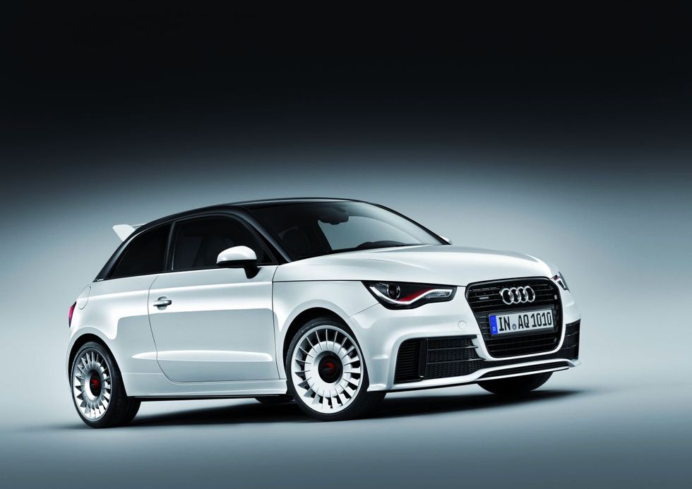 Audi RS1 sloopt alles dat op zijn pad komt | Autobahn