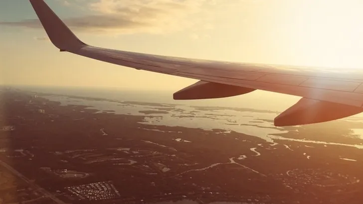 opblaaspop in vliegtuig vliegverbod