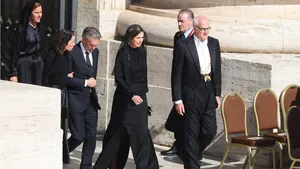 Koningin Máxima en premier Dick Schoof tijdens de inauguratiemis van paus Leo XIV op het Sint-Pietersplein op 18 mei 2025 in Vaticaanstad