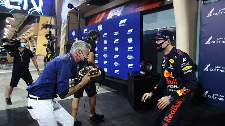 Max Verstappen liet David Coulthard expres schrikken bij pitstop (video)