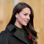 Prinses Catherine geeft poppy weg, rockt haar plissés