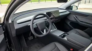 Tesla maakt indruk met nieuwe beelden waarin de auto saai en foutloos door Amsterdam rijdt