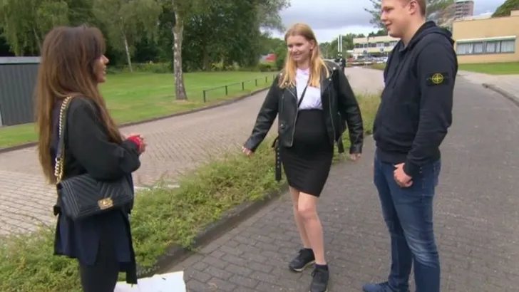 Vier handen op een buik