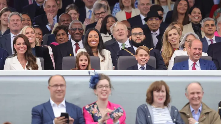 Prinses Charlotte en prins George genieten van superconcert 