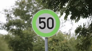 Dit betekent dat mysterieuze bord met de groene rand (en je ziet het steeds vaker)