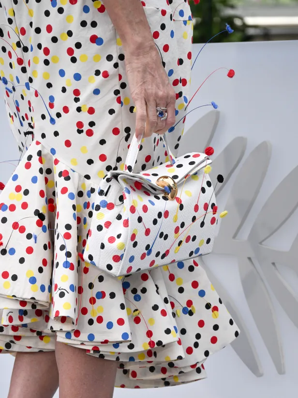 Detailfoto van Demi Moore in polkadot Jacquemus-look bij Cannes 2026.