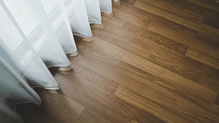 Houten vloer in de woonkamer.