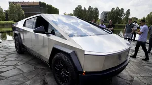 De Tesla Cybertruck. Ramzan Kadyrov heeft een gemodificeerde versie gebruikt, maar geeft Elon Musk de schuld van problemen met het exemplaar