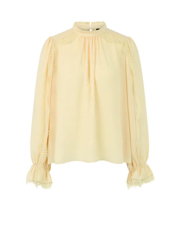 Soepelvallende blouse met kant in lamb's wool - €249