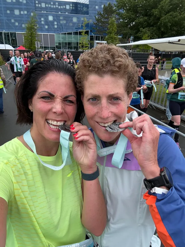 Annelies en haar zus tijdens de halve marathon in Groningen 
