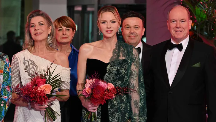 Caroline, Charlene en Albert van Monaco tijdens het Bal de la Rose 2025