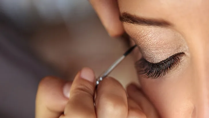 Gebruik deze kleur eyeliner en je ziet er jaren jonger uit