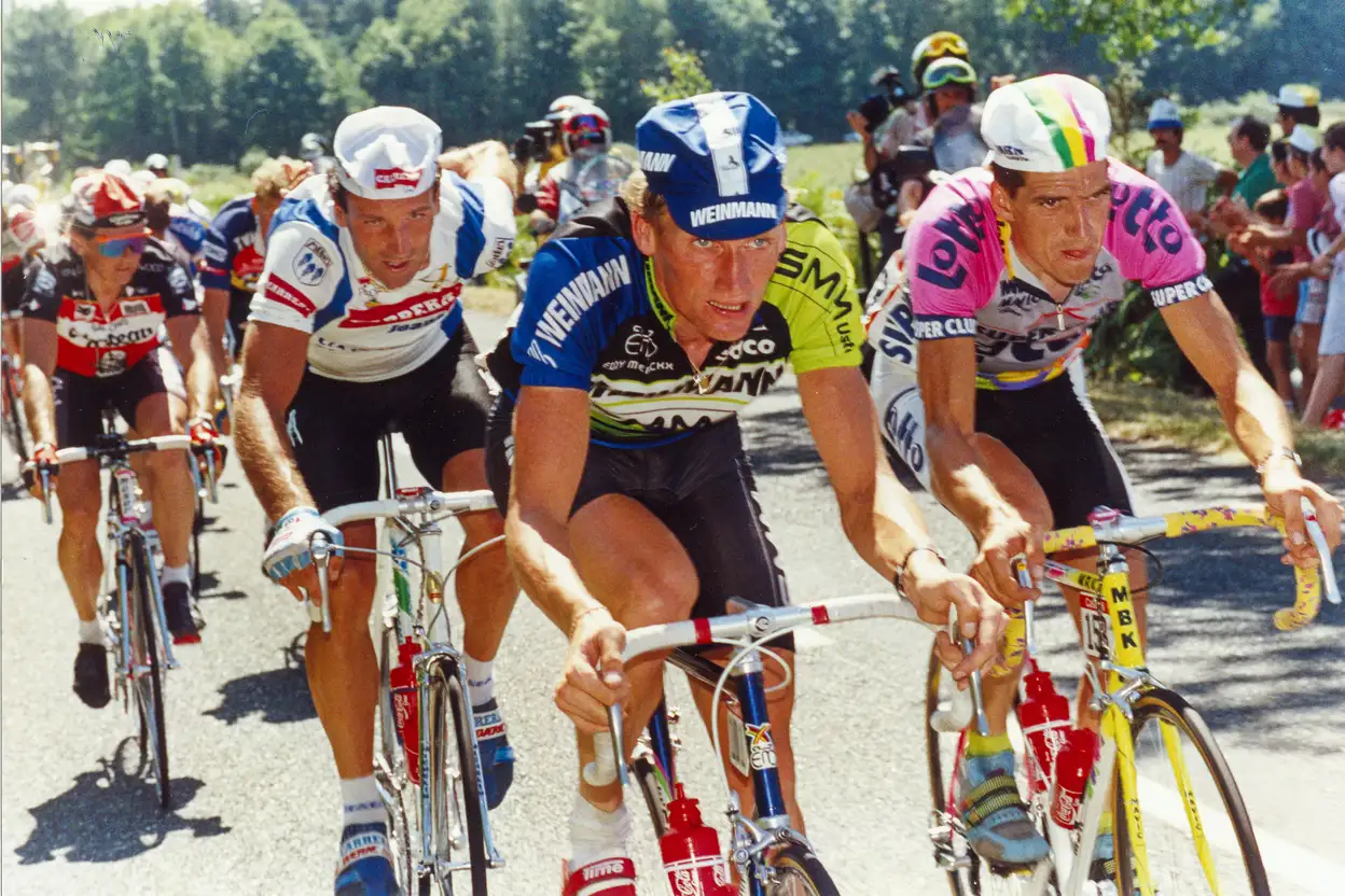 Adrie van der Poel stoempt over een col in de Tour de France tijdens een lange bergetappe.