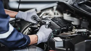 Zelf auto onderdelen vervangen: wat kun je makkelijk zelf doen?