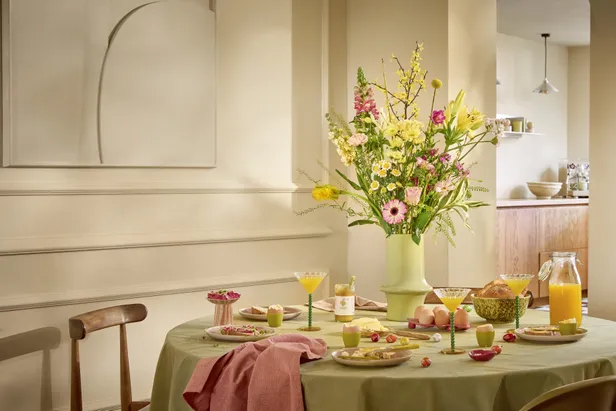 Gezellig gedekte paastafel met bloemen van bloomon.