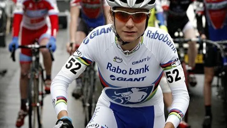 Vos boekt veldritzege in geleend shirt