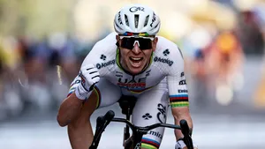 Tadej Pogacar schreeuwt het uit na zijn zege in Milaan-Sanremo