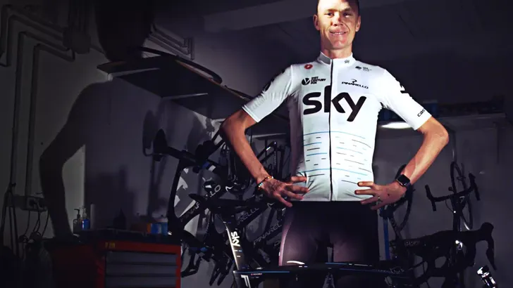 Chris Froome en zijn manschappen trekken naar Tour in wit tenue
