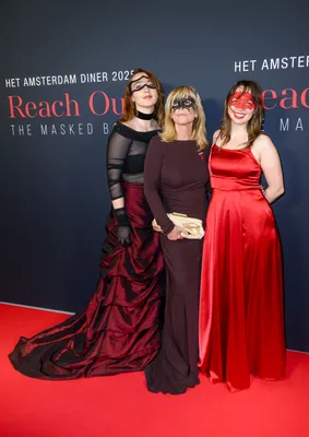 Lovely ladies in red! Angela Groothuizen met dochters Lola en Nona.
