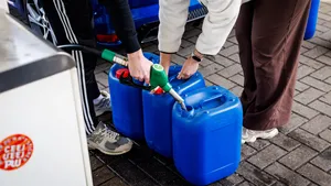 Brandstofprijs naar recordhoogte: Waarom accijnsverlaging de echte crisis niet oplost