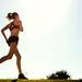 vrouw is aan het hardlopen - herstellen van marathon