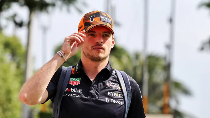 Verstappen over brandstofdrama Singapore: 'Ze hadden me die eerste ronde af moeten laten maken'