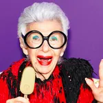 Gefeliciteerd, Iris Apfel, en nu lachend op naar de 100!