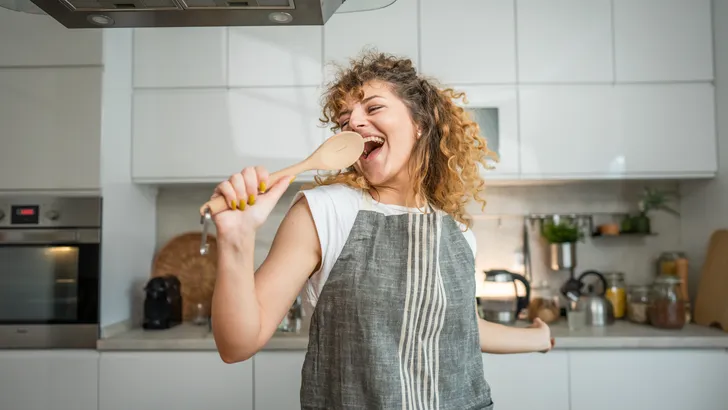 vrouw zingt in de keuken