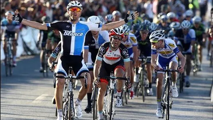 Martens wint openingsrit Algarve na chaotisch slot (video)
